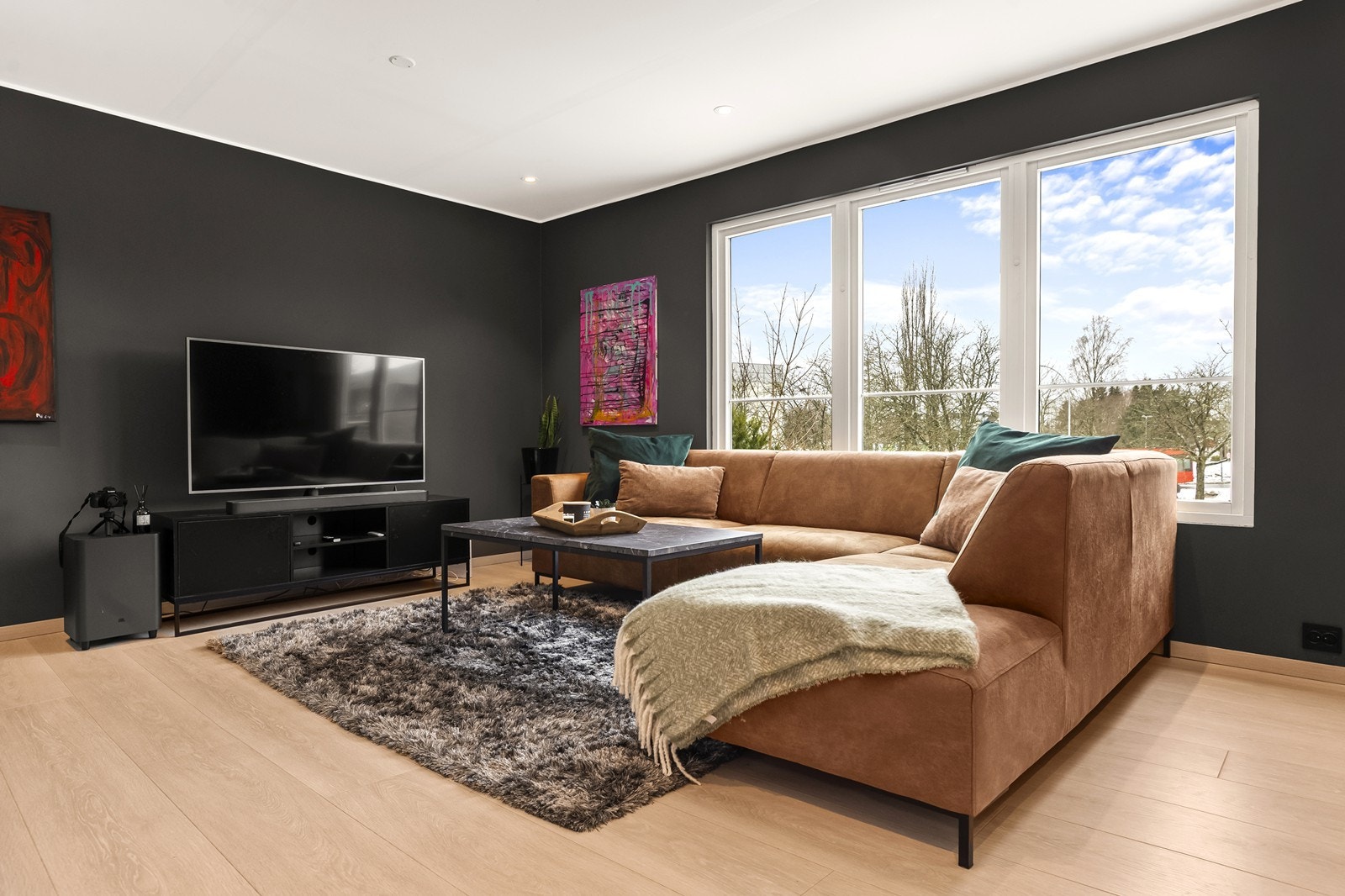 Gulvet i første etasje har gjennomgående en-stavs laminat, som skaper et helhetlig inntrykk. Galleribilde