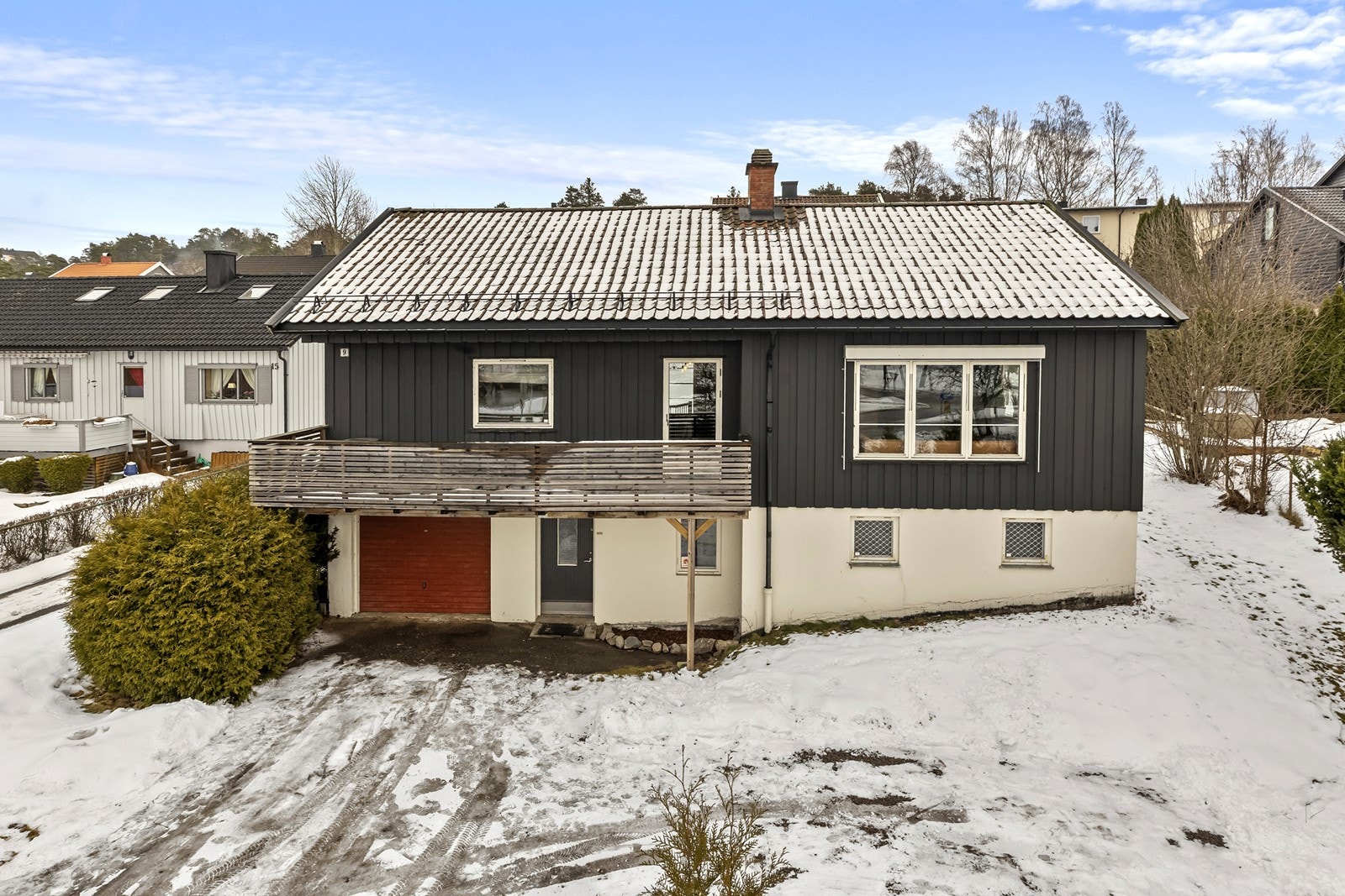 Eiendommen har en integrert garasje på 17 m² i underetasjen. Galleribilde