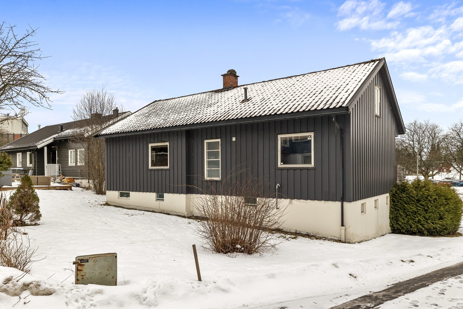 Boligen ligger på en svakt skrånende eietomt med hage i bakkant. Galleribilde