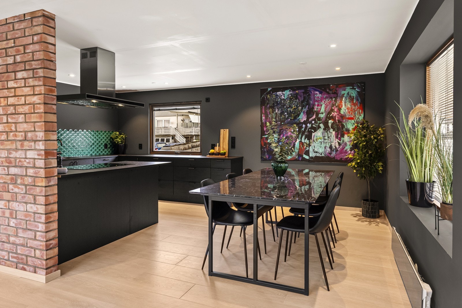 Kjøkkenventilator med avtrekk ut sørger for god utlufting under matlaging. Galleribilde