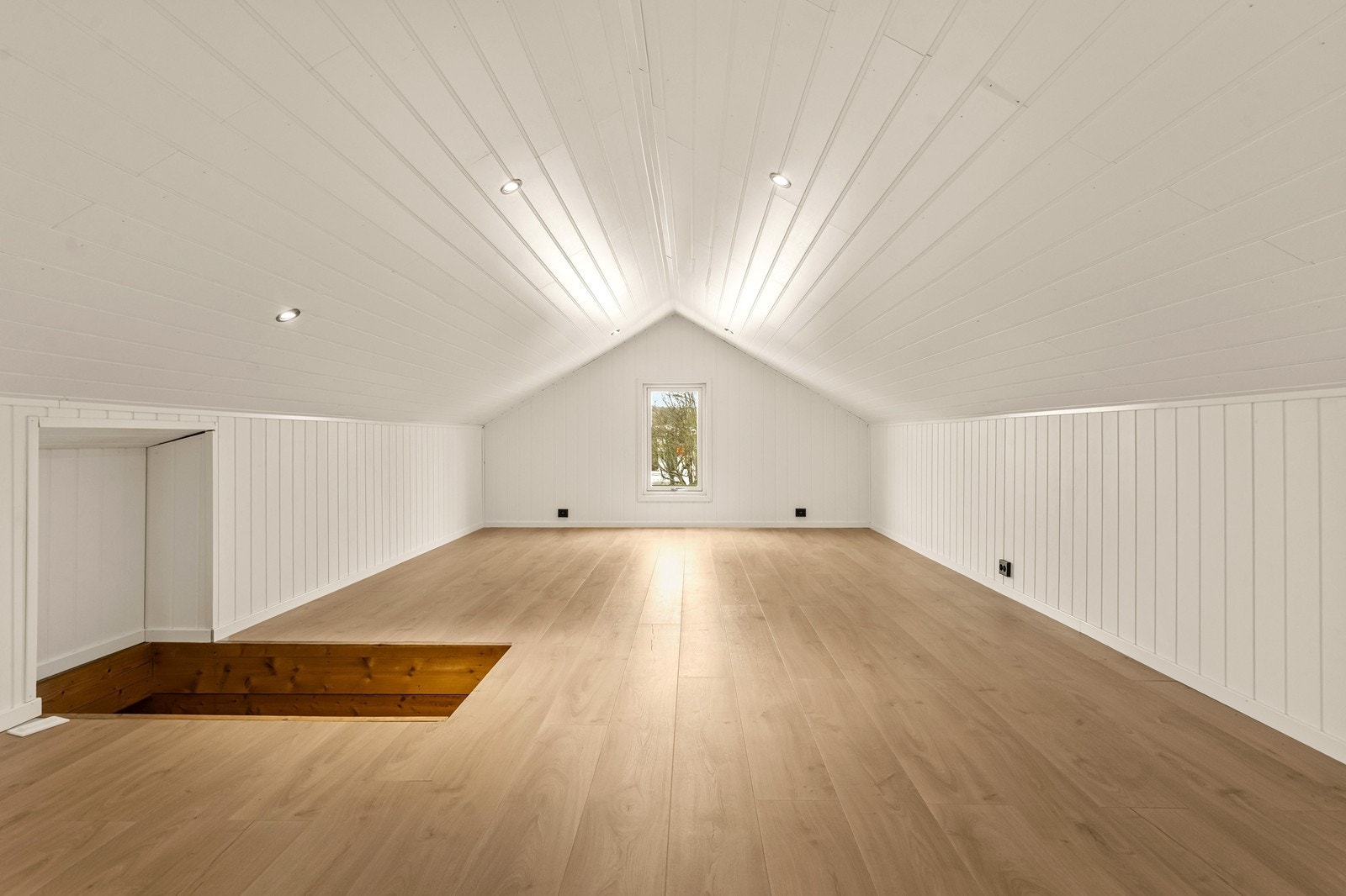 Den innredede loftstuen er et stort og åpent rom med mange muligheter, men er ikke godkjent for varig opphold. Galleribilde