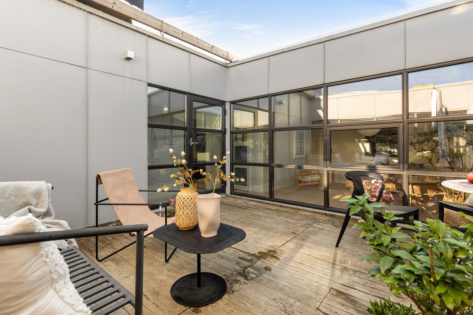 Her kan man lage en egen oase ved å innrede med sittegrupper, solseng, hengehøye og vakker beplanting. Galleribilde