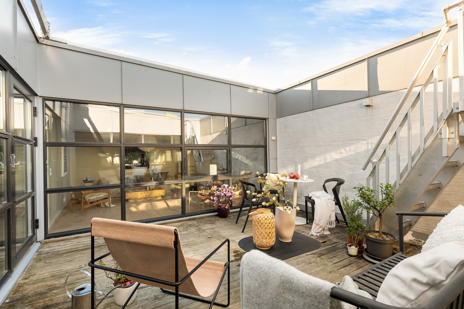 Den private atriumsterrassen og leilighetens planløsning gir virkelig denne leiligheten et unikt preg og en meget funksjonell løsning. Galleribilde