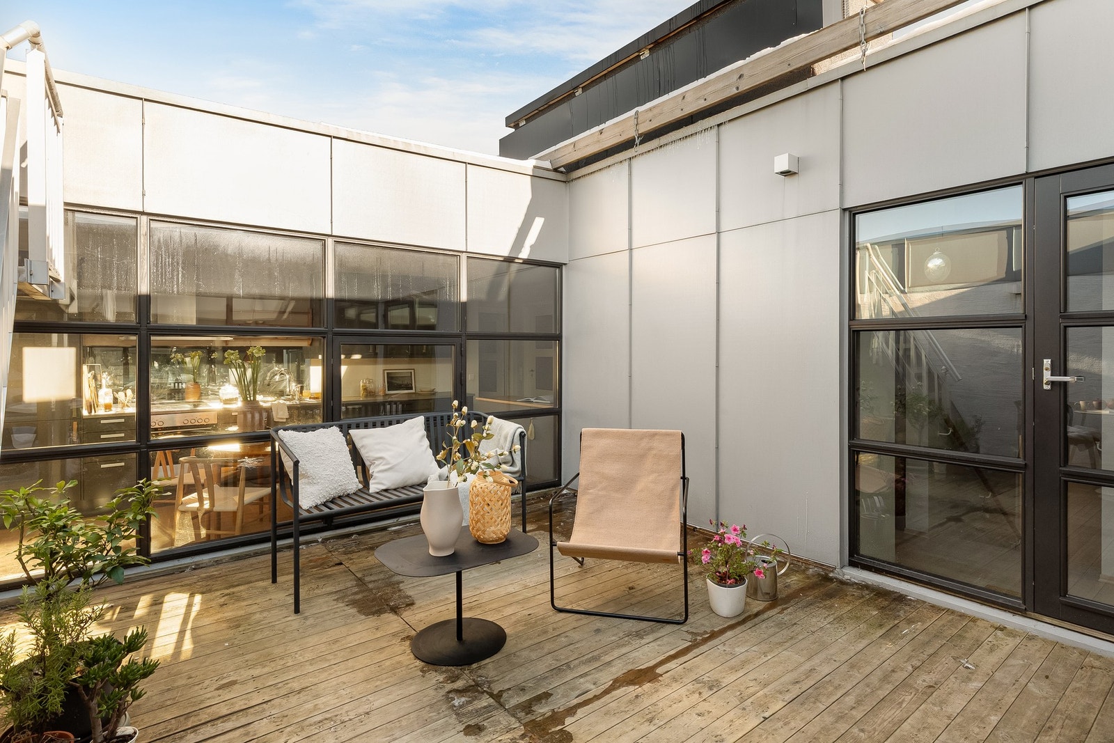 Leiligheten har en unik og solrik atriumsterrasse på 17,5 m², beliggende i hjertet av leiligheten. Galleribilde