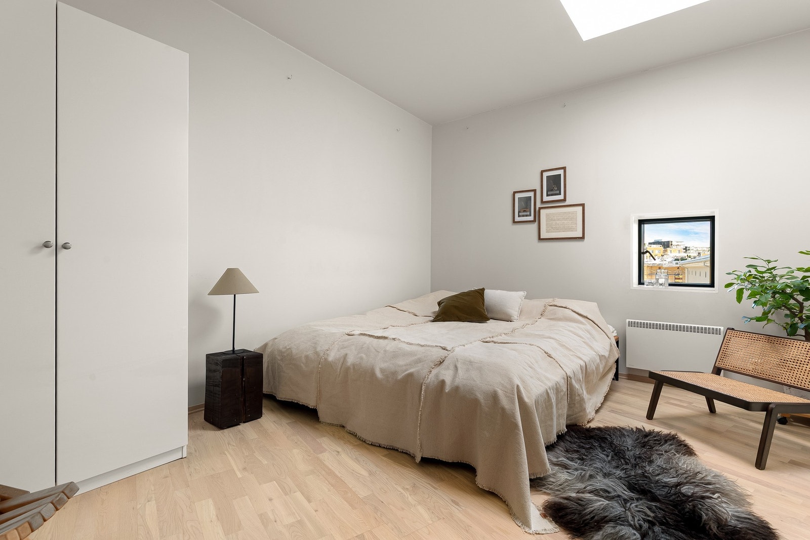 Romslige soverom med god plass til stor dobbeltseng, store garderobeskap og arbeidspult. Galleribilde