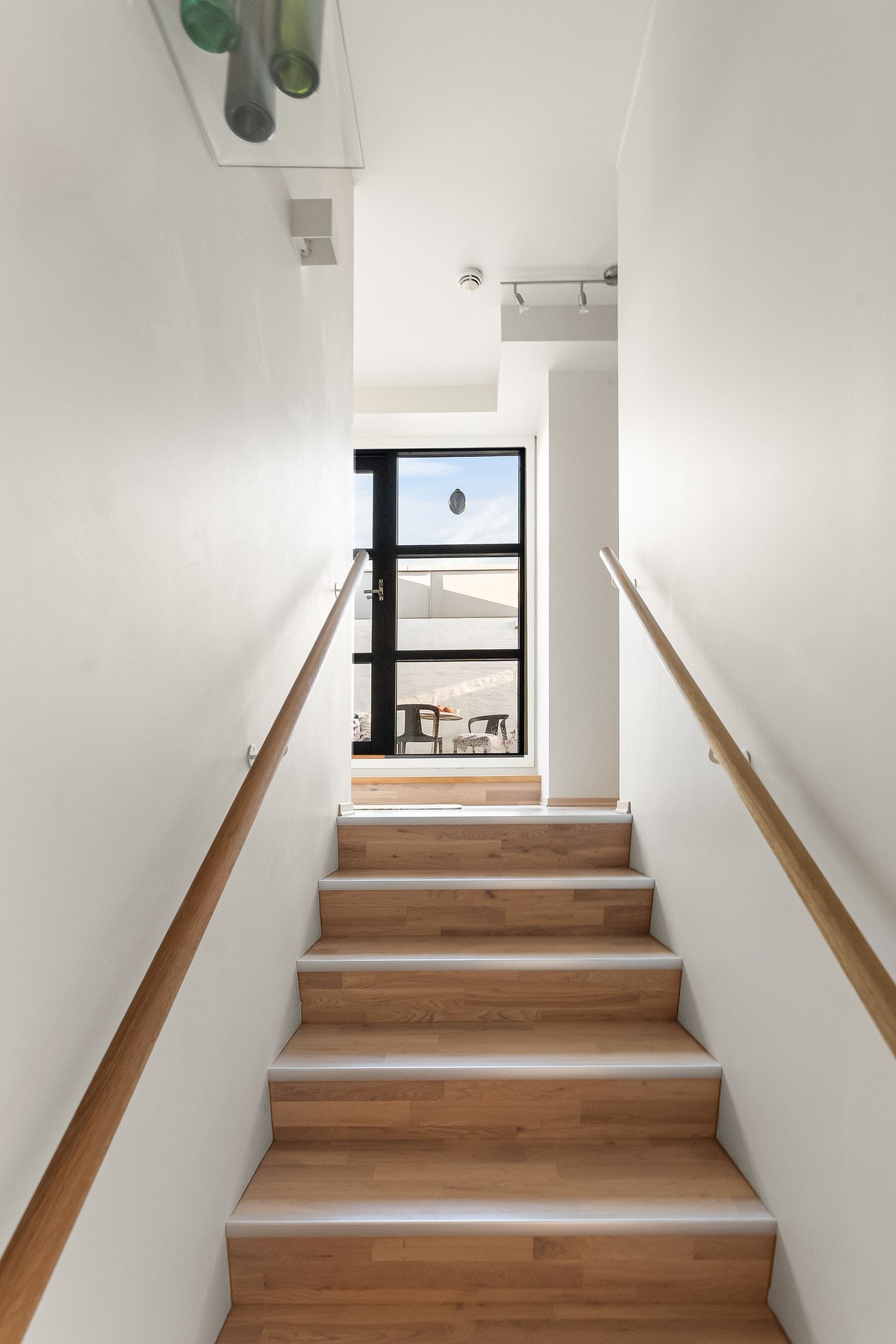 Flott entré med trapp i stilig utførelse som tar deg opp til leilighetens gang. Galleribilde