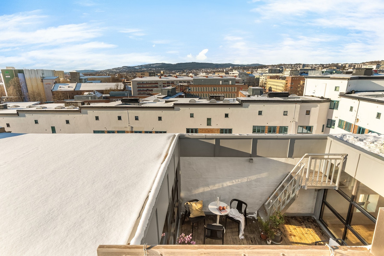 Leiligheten er på 112 kvm og ligger høyt og luftig i byggets 4. etasje. Galleribilde