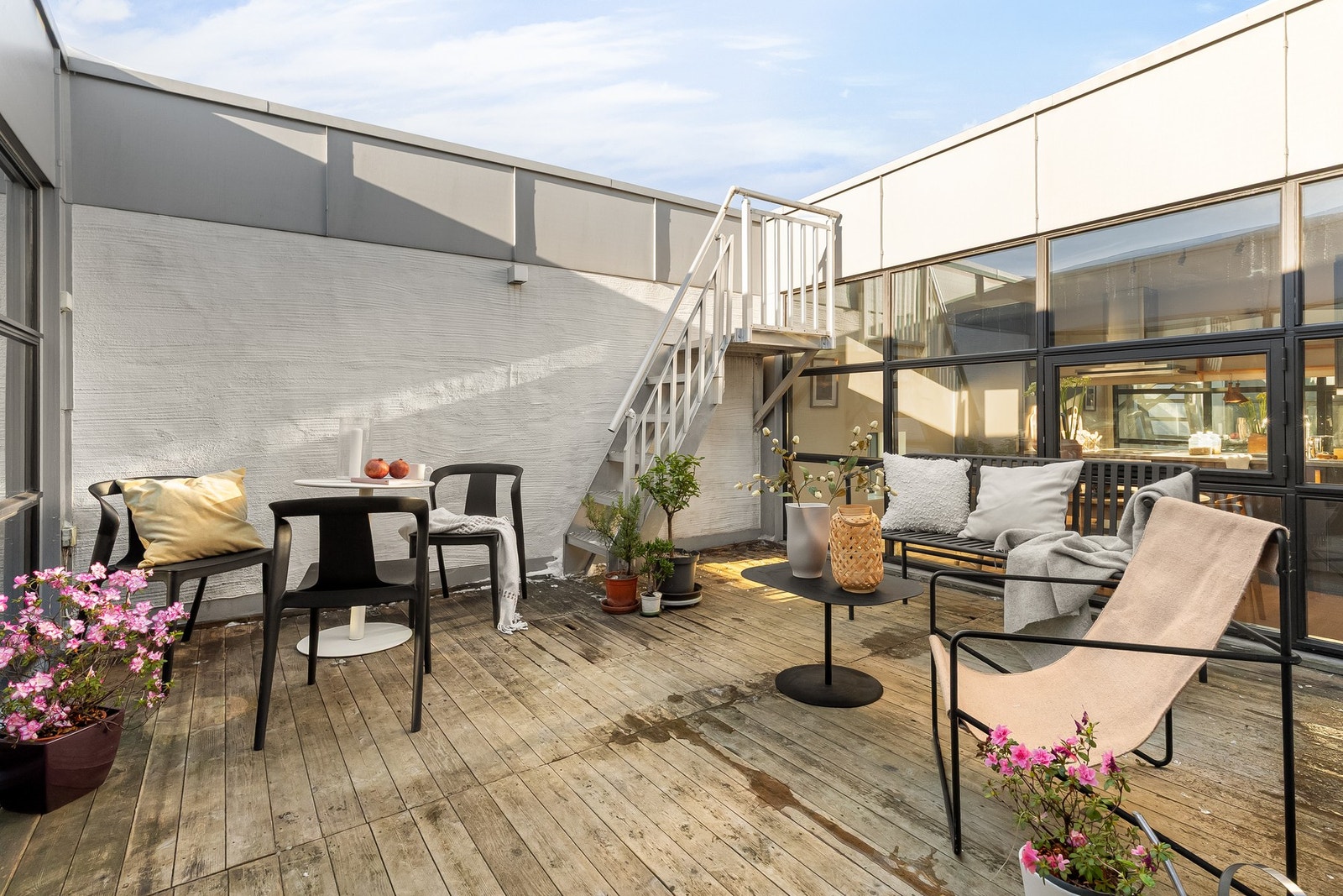 Den flotte terrassen som fungerer som et naturlig samlingspunkt både under solrike sommerdager og lune høstkvelder. Galleribilde