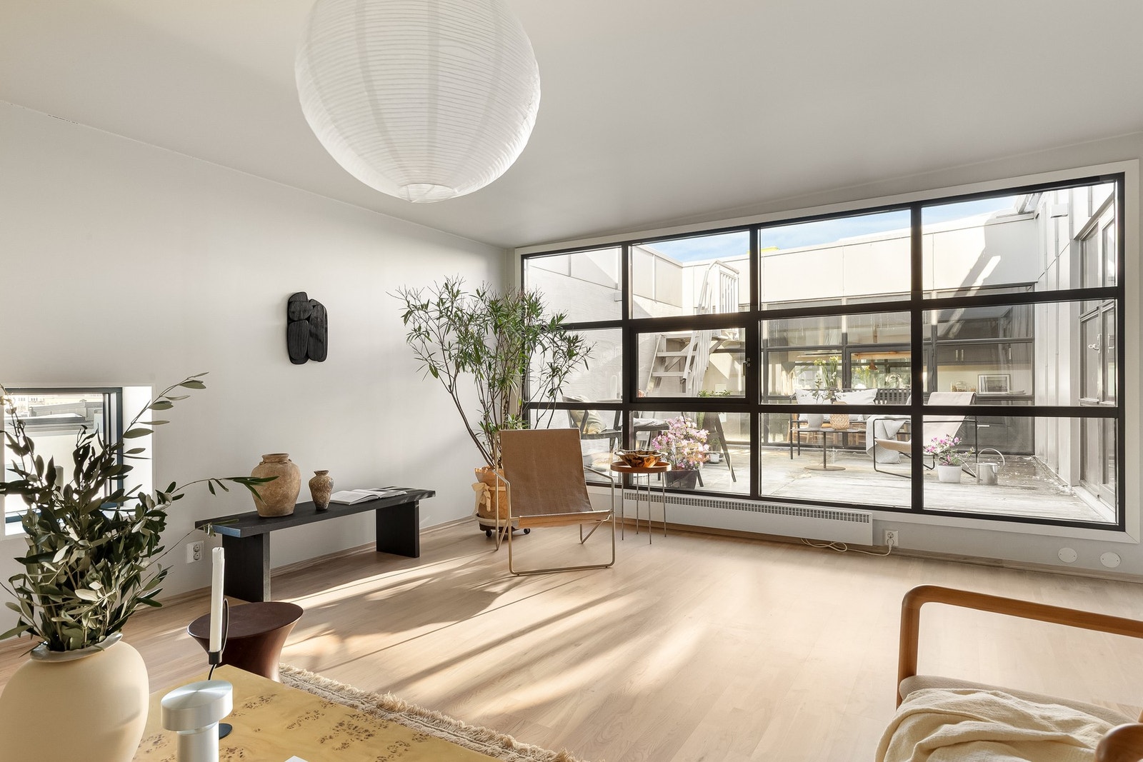 Dette er leilighetens naturlige samlingspunkt og oppholdssted. Galleribilde