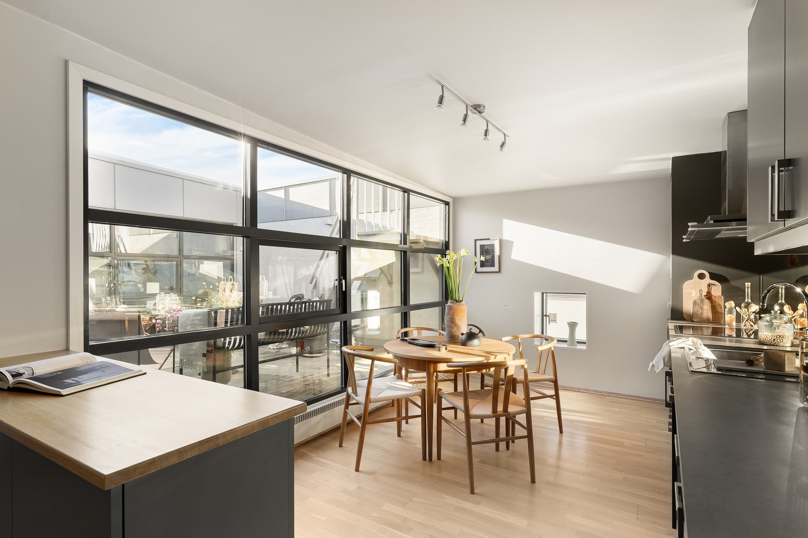 Innredningen har pene, glatte fronter og benkeplate med nedfelt kum i rustfritt stål. Galleribilde