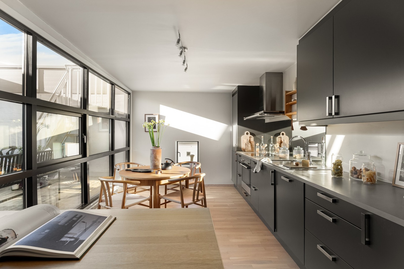 Videre er innredningen utstyrt med helintegrerte hvitevarer som platetopp, stekeovn oppvaskmaskin og kjøle-/fryseskap, samt en stilig ventilatorhette i stål fra Røros. Galleribilde