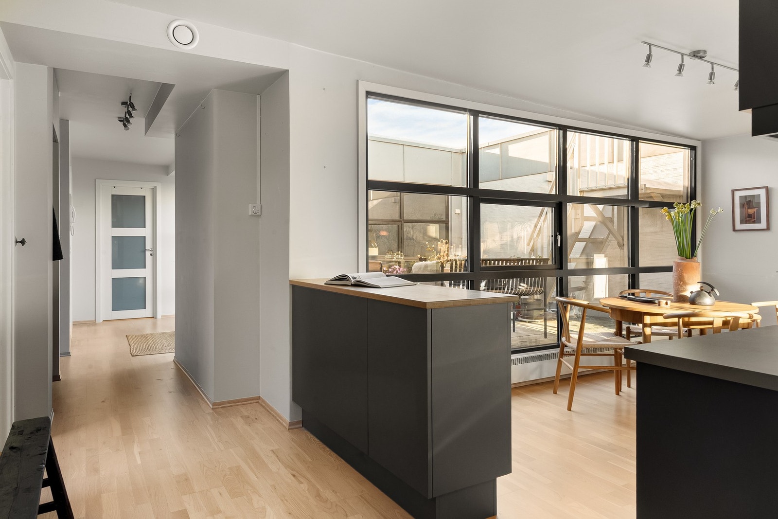 Romslig kjøkken med delikat innredning fra kvalitetsleverandøren Sigdal og plass til stor spisestue. Galleribilde