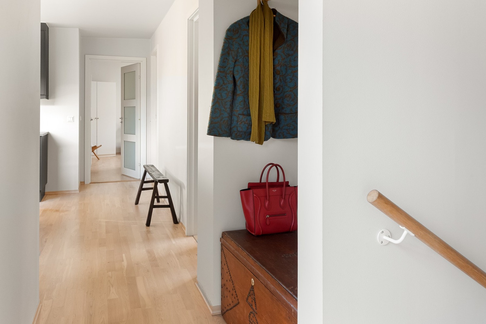 Gode oppbevaringsmuligheter i garderobenisje og romslig innendørs bod Galleribilde