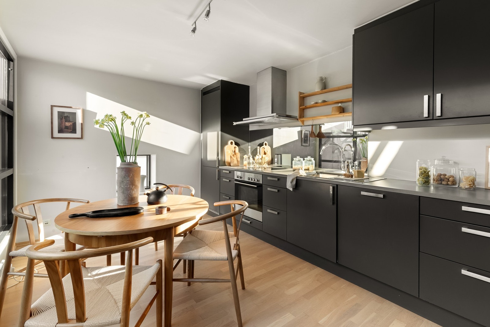 I likhet med stuen har kjøkkenet også store vindusflater som gir et koselig utsyn mot den flotte, private uteplassen. Galleribilde