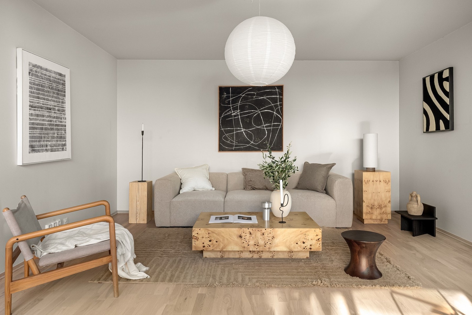 Stor og luftig stue med god plass til sofaseksjon, mediemøblement og spisestue. Galleribilde