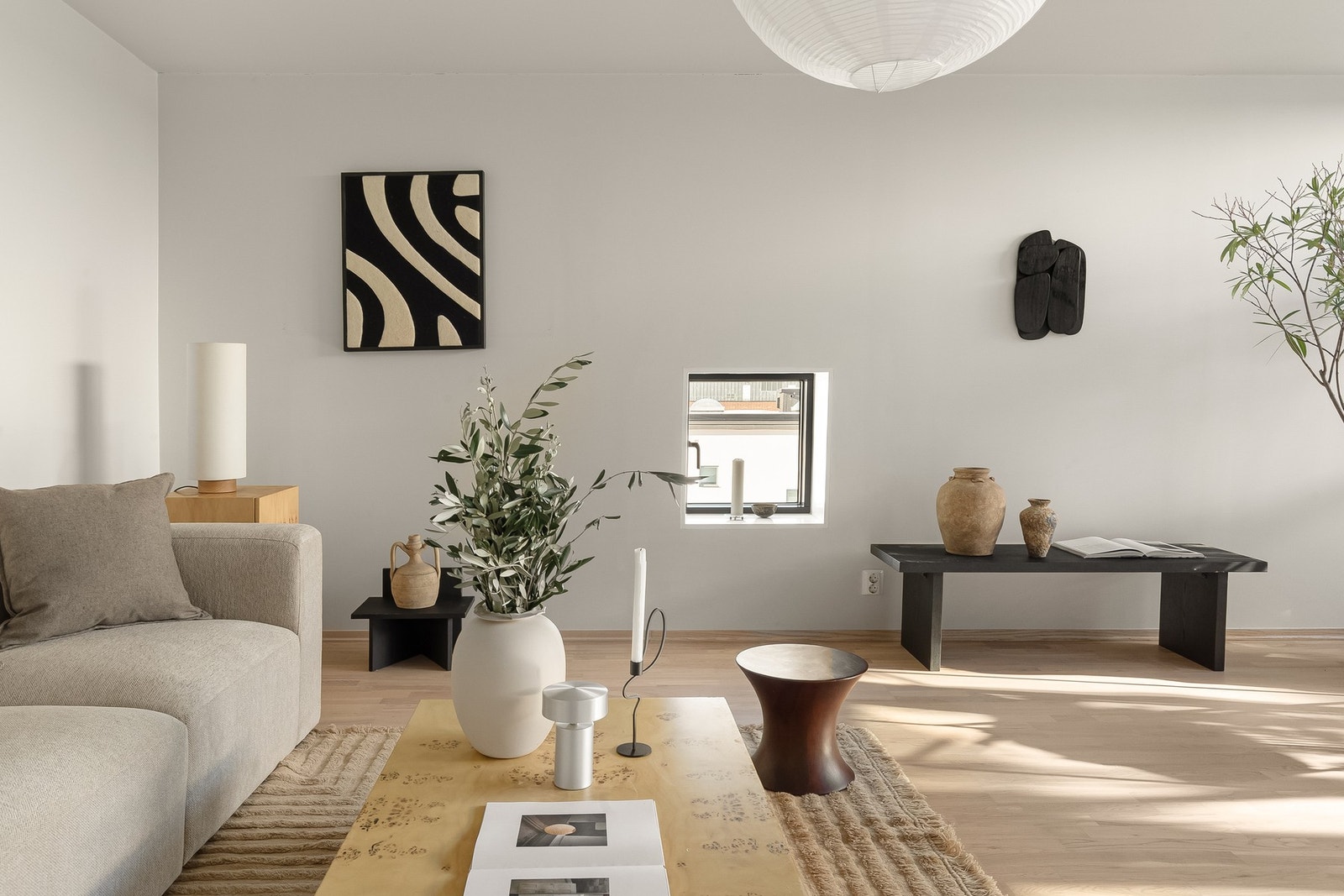 Stuen er romslig med flere naturlige møbleringssoner og ingen innsyn. Galleribilde