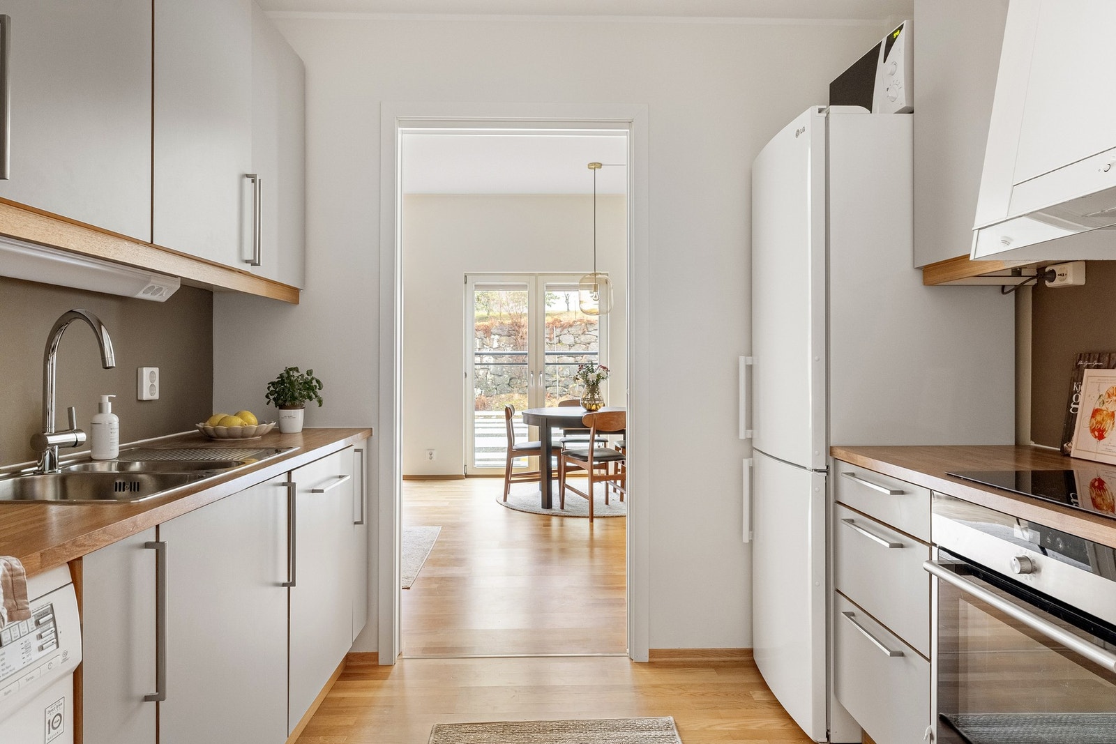 Lyst og innbydende kjøkken på 6,1 kvm med stilren innredning fra kvalitetsleverandøren HTH. Kjøkkenet har gode arbeidsflater og rikelig med skapplass. Galleribilde