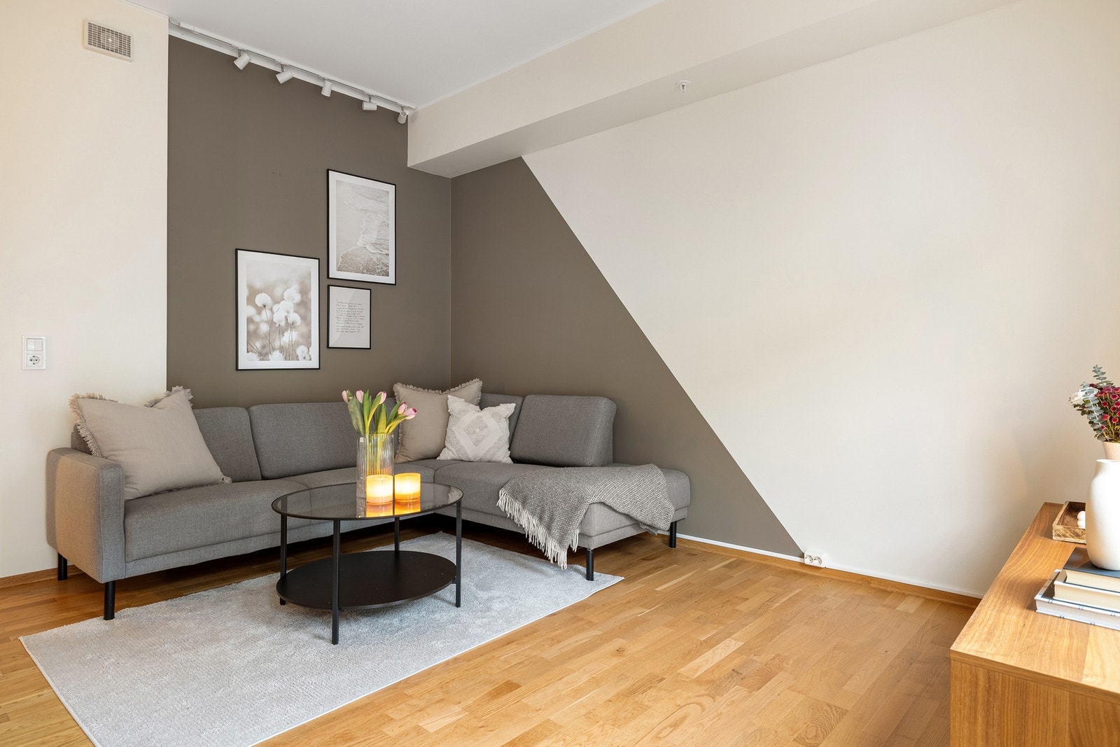 En kontrastvegg tilfører rommet karakter og skaper en naturlig inndeling mellom sonene. Galleribilde