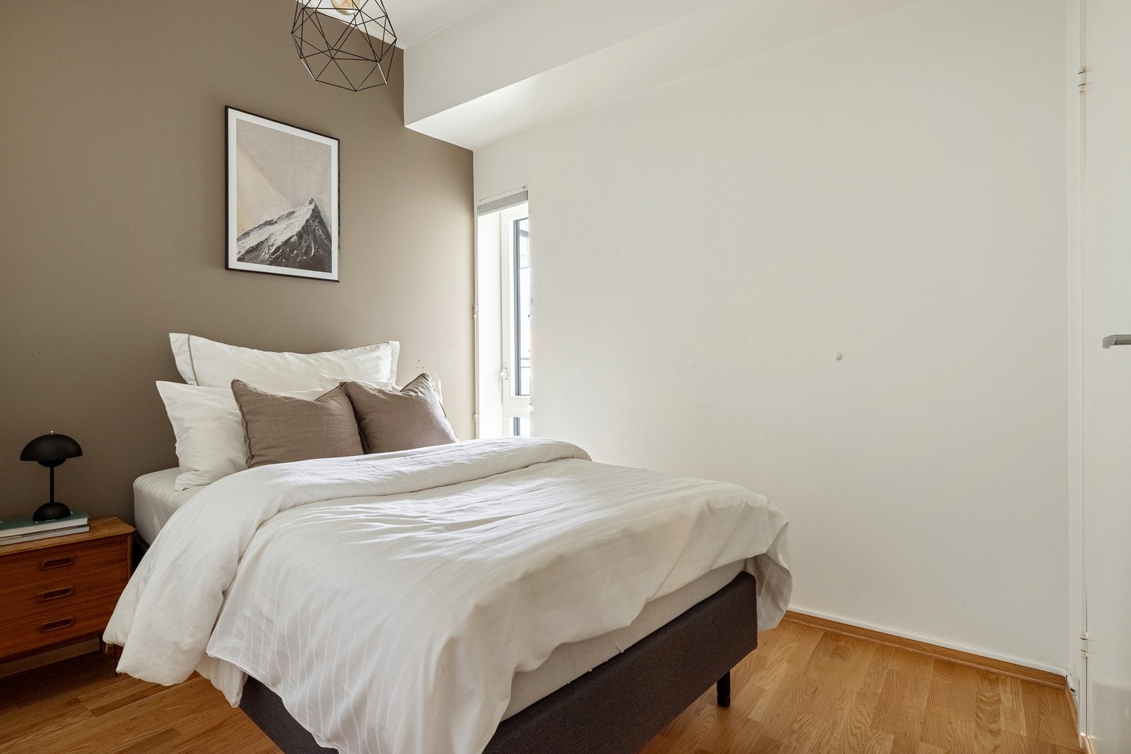 Sovealkoven er på 6,7 kvm og har samme gjennomgående standard som øvrige rom - 3-stavs eikeparkett, slette malte vegger og himling. Galleribilde