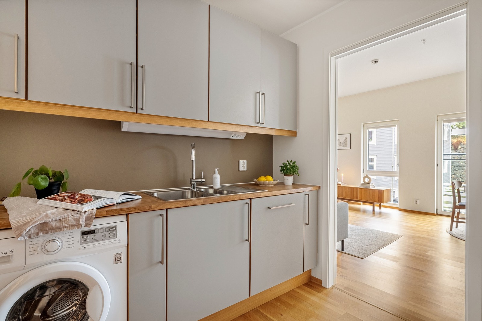 Kjøkkenet er utstyrt med integrerte hvitevarer som stekeovn, platetopp, ventilator fra Flexit samt oppvaskmaskin - en praktisk og helhetlig løsning. Galleribilde