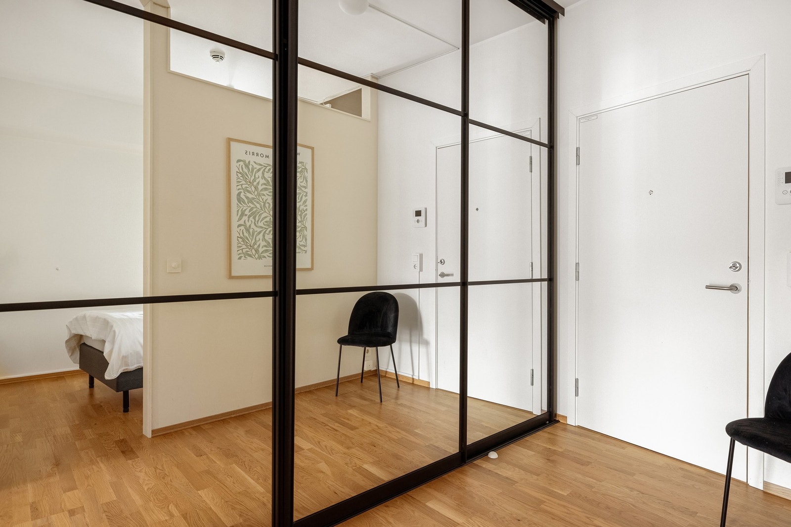 En takhøy skyvedørsgarderobe gir rikelig med oppbevaringsplass til yttertøy og sko. Galleribilde