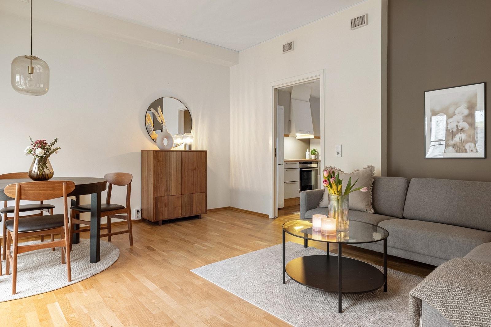 Her er det plass til både en romslig sofagruppe og spisebord i naturlig tilknytning til kjøkkenet. Galleribilde