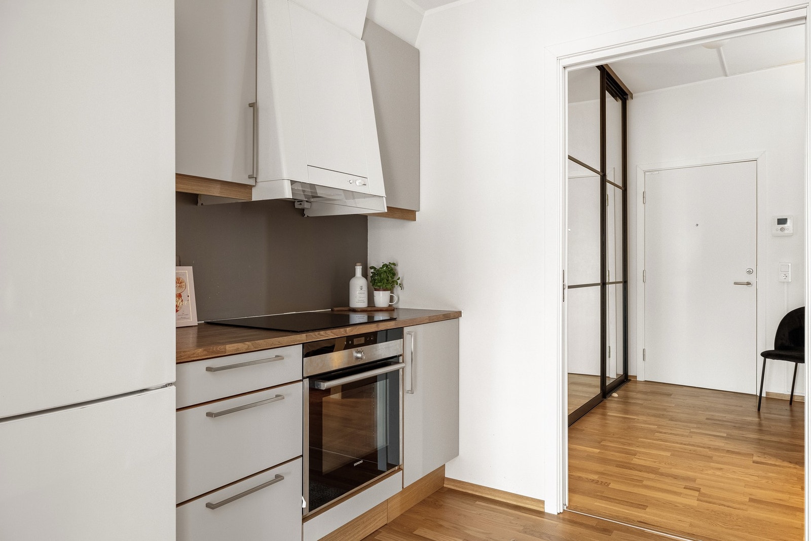 Innredningen består av slette fronter og laminat benkeplate med nedfelt vask i stål. Galleribilde