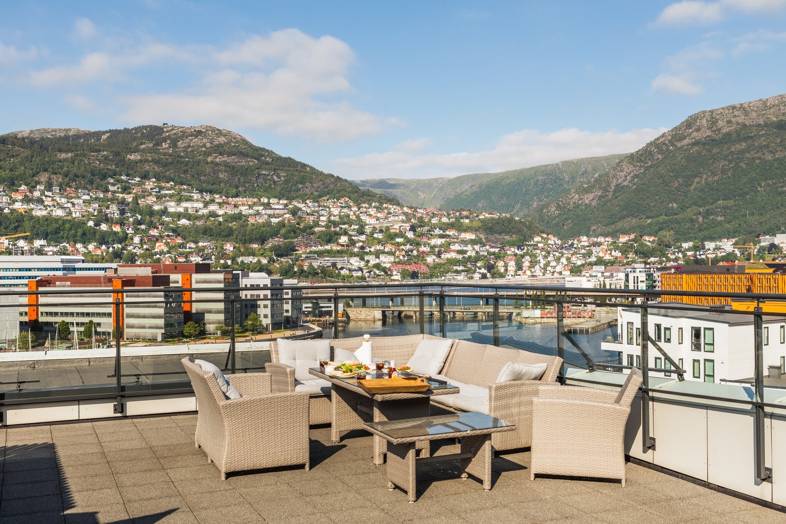 En moderne og sentrumsnær leilighet med attraktive kvaliteter og flott beliggenhet ved Damsgårdssundet. Galleribilde