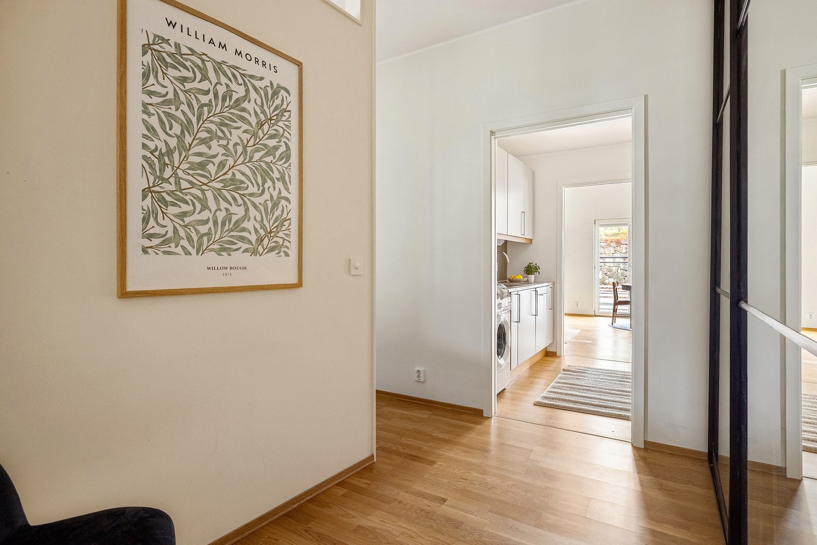 Leiligheten ønsker deg velkommen med en lys og romslig entré på 7,7 kvm. Galleribilde