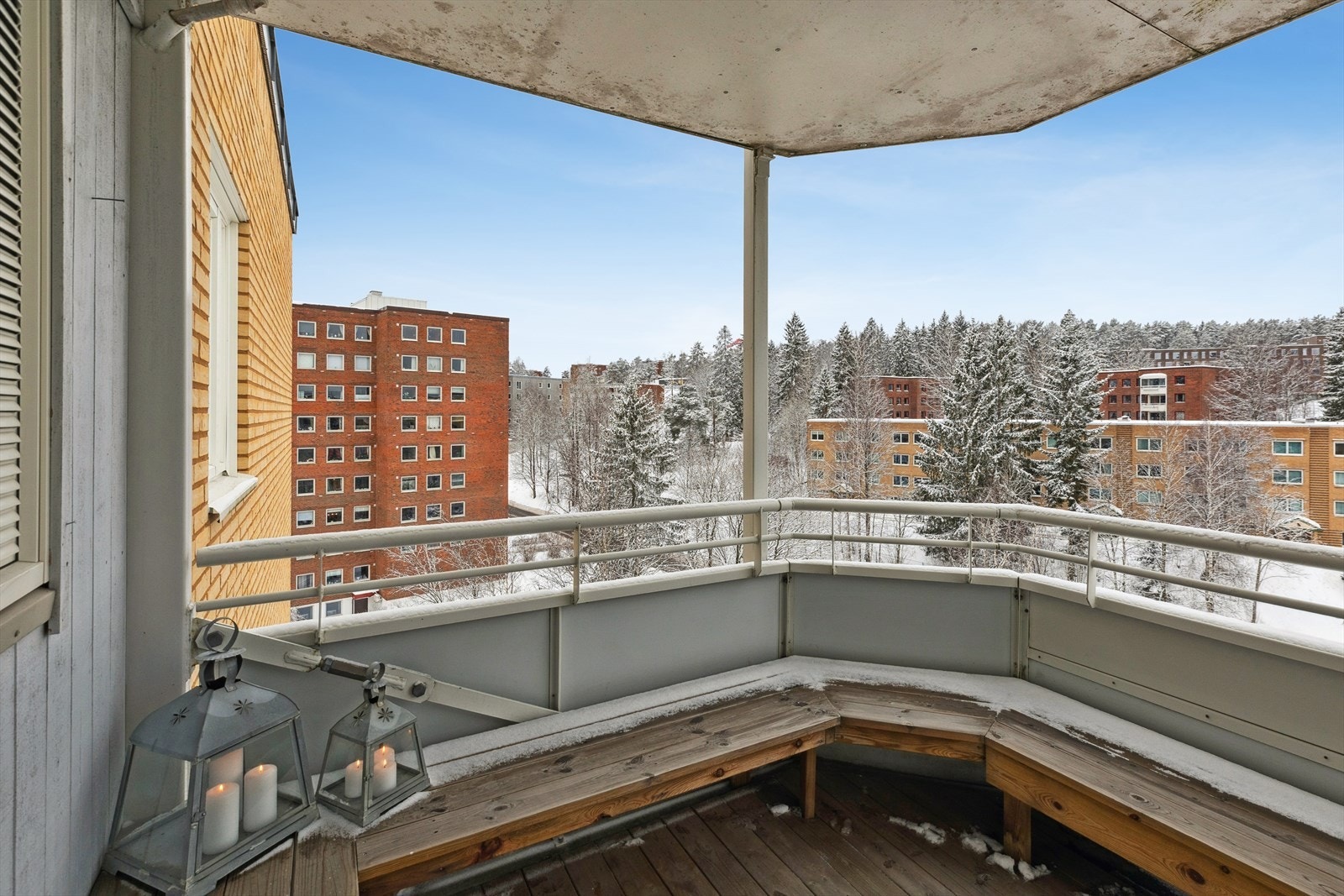 Balkongen fungerer som en herlig forlengelse av stuen. Galleribilde