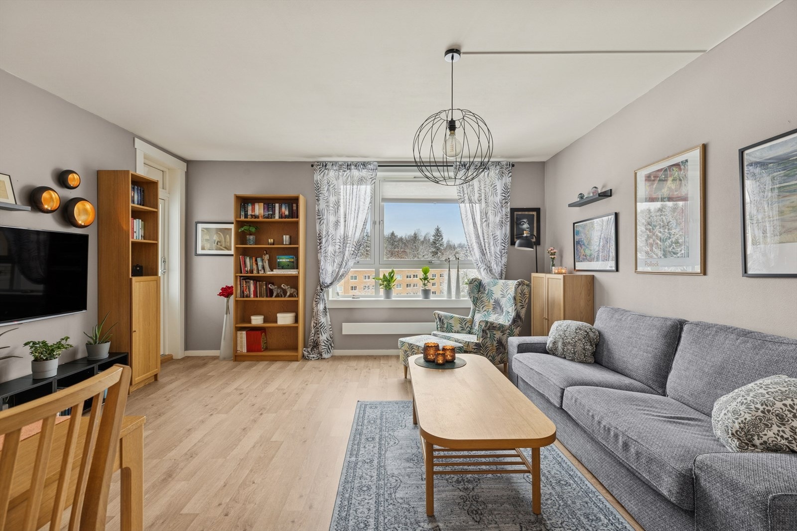 De store vindusflatene slipper inn rikelig med naturlig lys, som gir en god atmosfære i leiligheten. Galleribilde