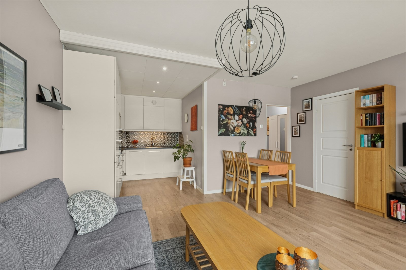 Den åpne planløsningen mellom stue og kjøkken gjør det enkelt å samle venner og familie, samtidig som den skaper en naturlig flyt i det daglige livet. Galleribilde