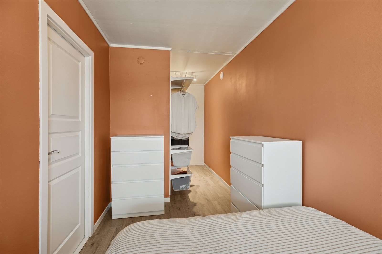 Her er det plass til en seng med nattbord, samt annet soveroms møblement. Galleribilde