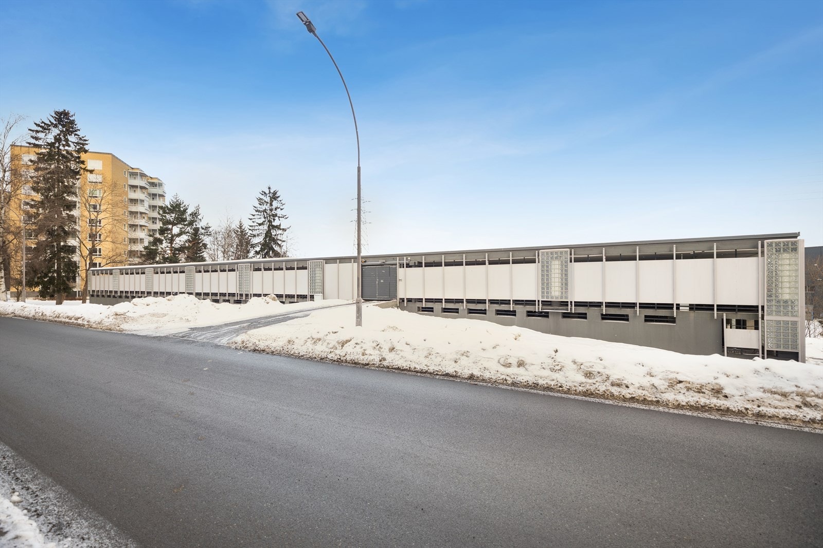 Boligen disponerer parkering i lukket garasjeanlegg, med mulighet for å installerer elbil lader. Galleribilde