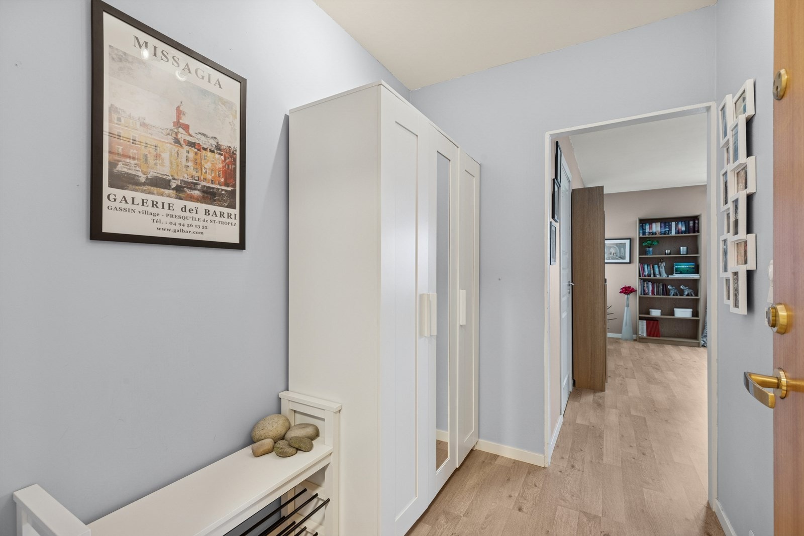 Ved entreen ligger en romslig bod som byr på praktiske oppbevaringsmuligheter for klær og annet du ønsker å ha lett tilgjengelig. Galleribilde