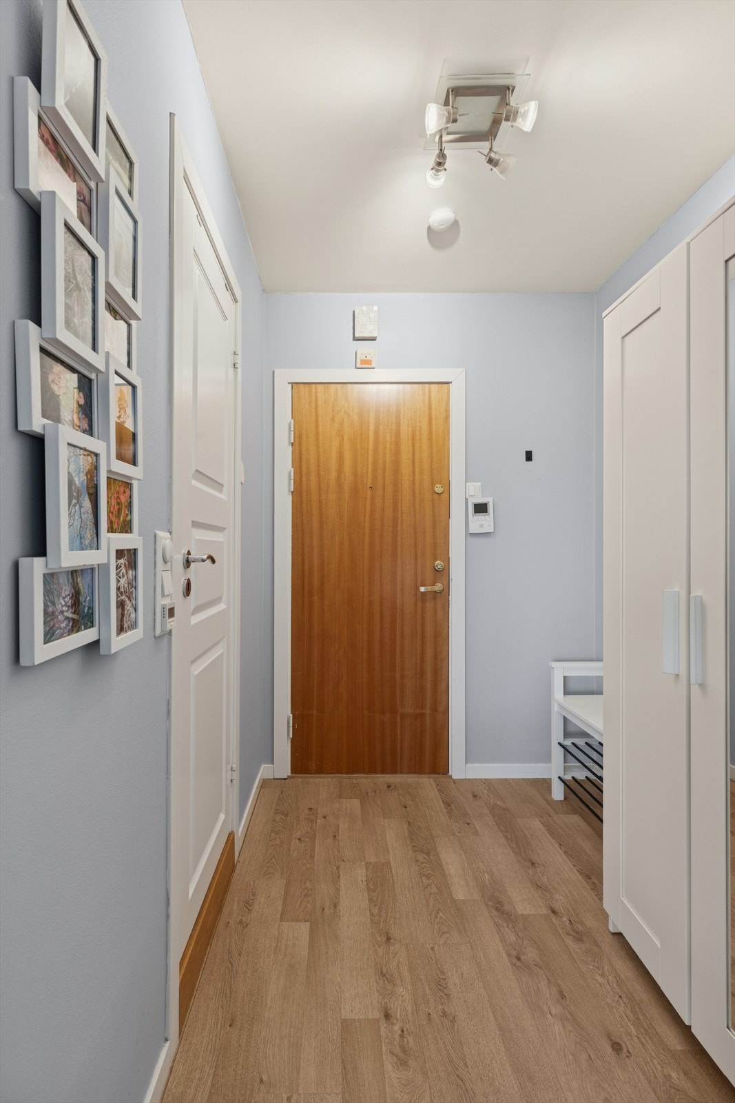 Entré har god plass til å sette fra deg sko og henge fra deg yttertøy. Galleribilde