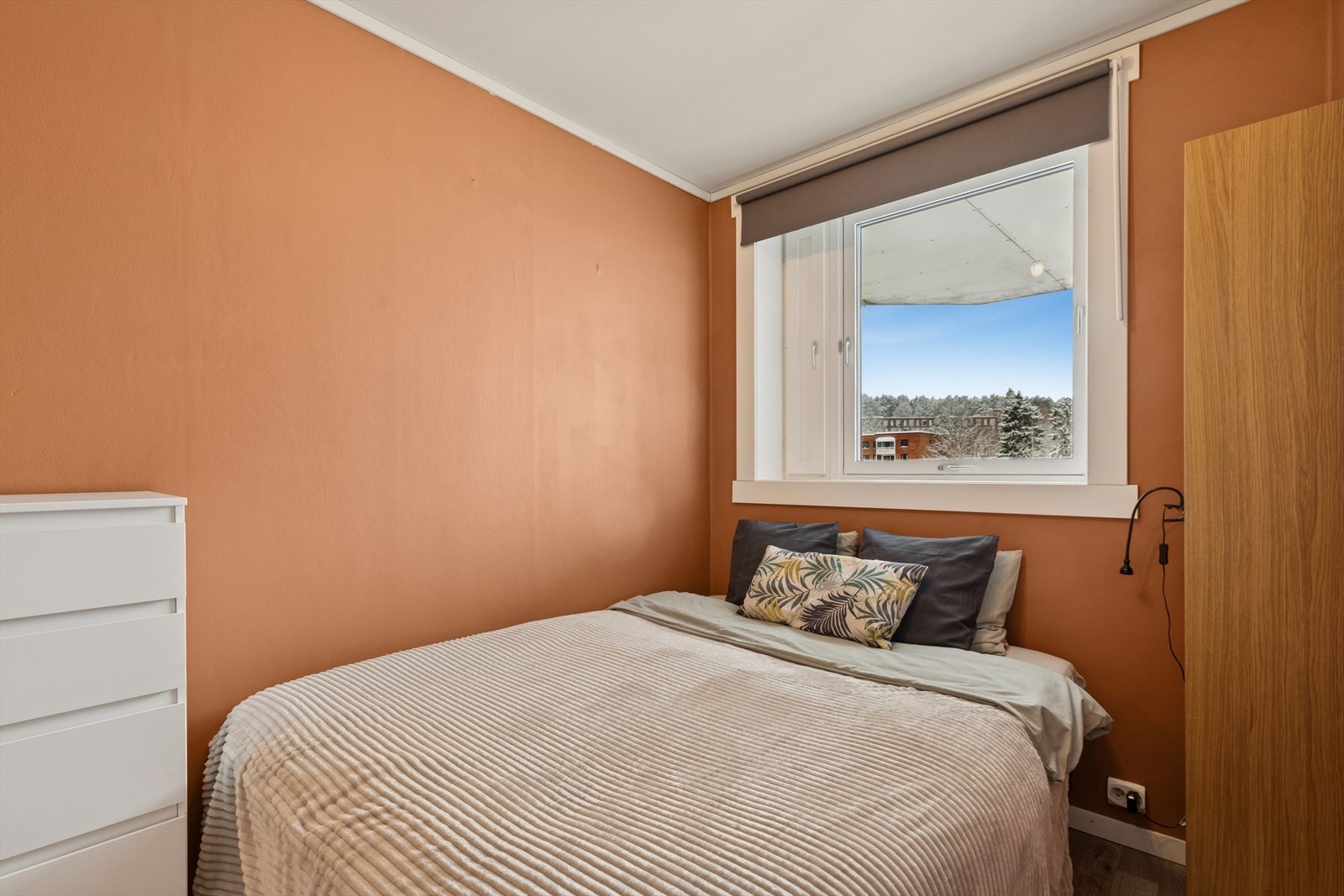 Leiligheten har et lyst og innbydende soverom av god størrelse. Galleribilde