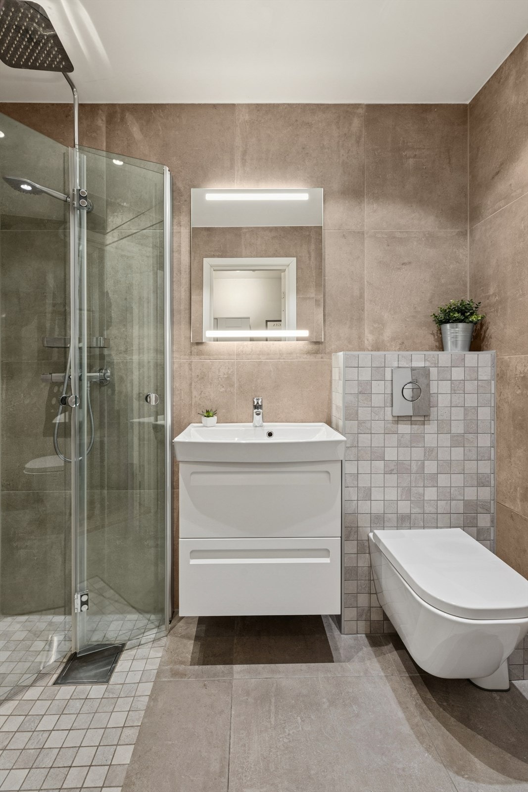 Baderom av god størrelse med opplegg for vaskemaskin. Galleribilde