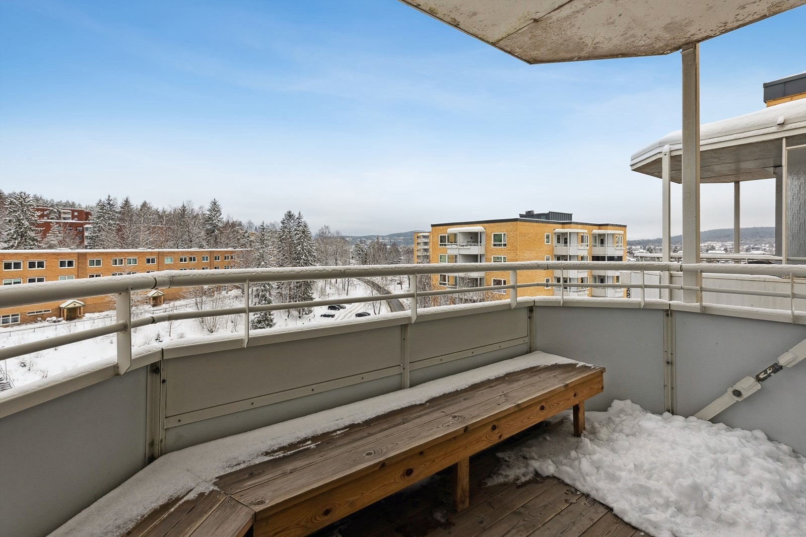 Fra stuen har du adgang til en herlig Sydvestvendt balkong på 7 kvm. Galleribilde