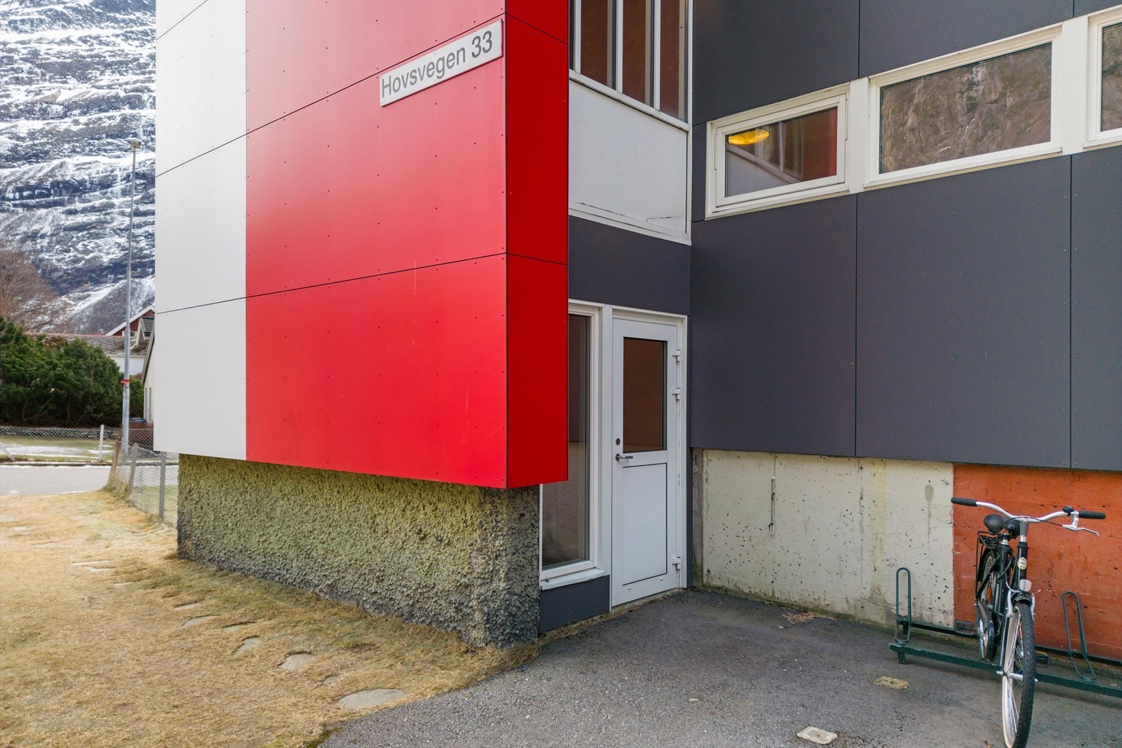 Bygget har i tillegg til hovedinngang med heis, også sideinngang med trapp. Galleribilde