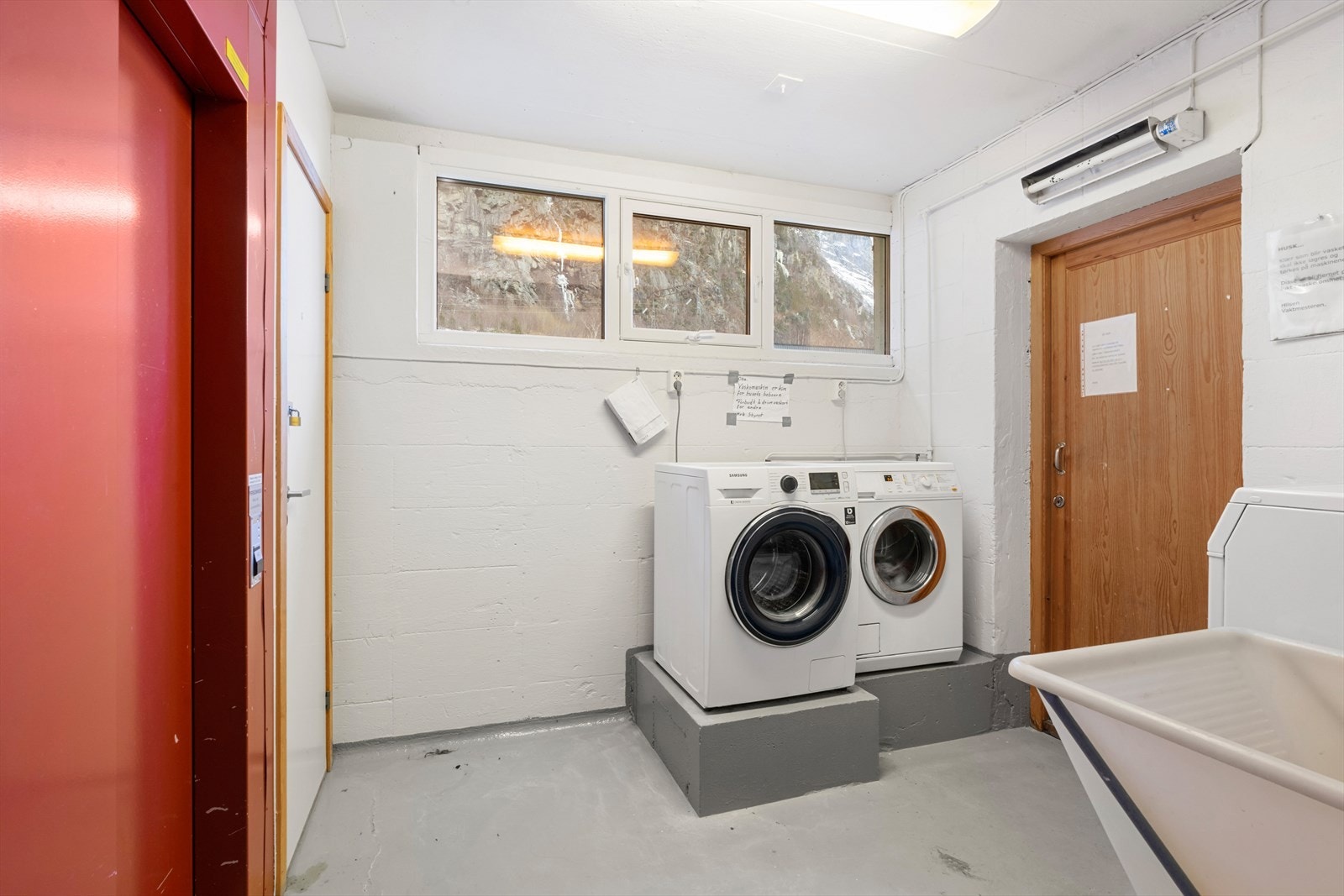 Felles vaskerom er utstyrt med vaskemaskin og tørketrommel, samt utslagsvask. Galleribilde