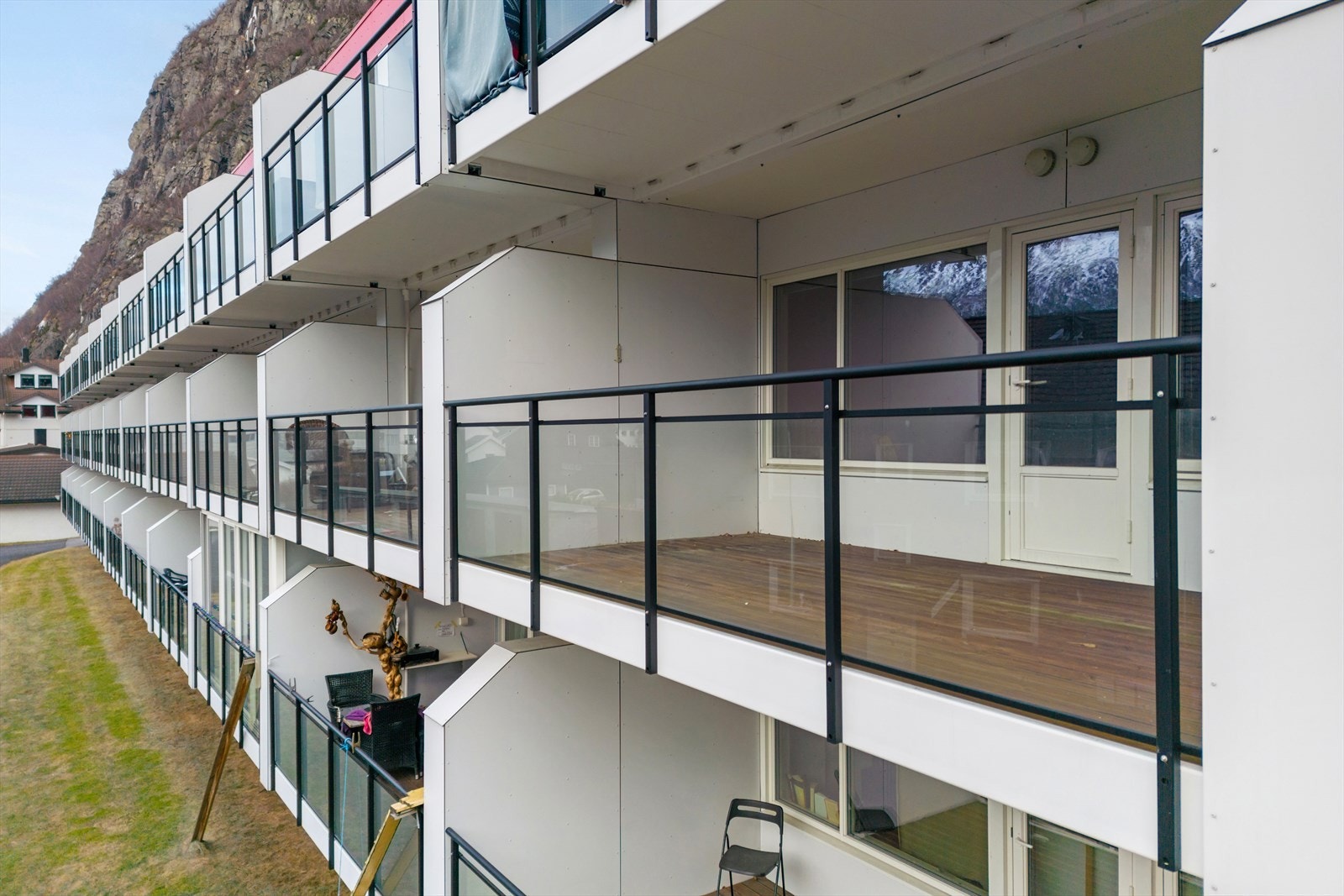 Verandaen er stor og romslig, og delvis overbygd. Galleribilde