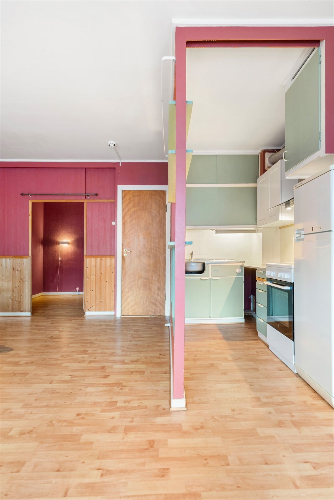 Halvåpen veggløsning mellom stue og kjøkken. Galleribilde