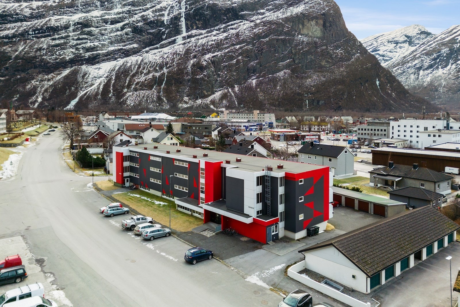 Aktiv Eiendomsmegling v/ Christina A. Jensen ønsker velkommen til Hovsvegen 33! Foto: Diakrit/ Rune Bakkebø Galleribilde