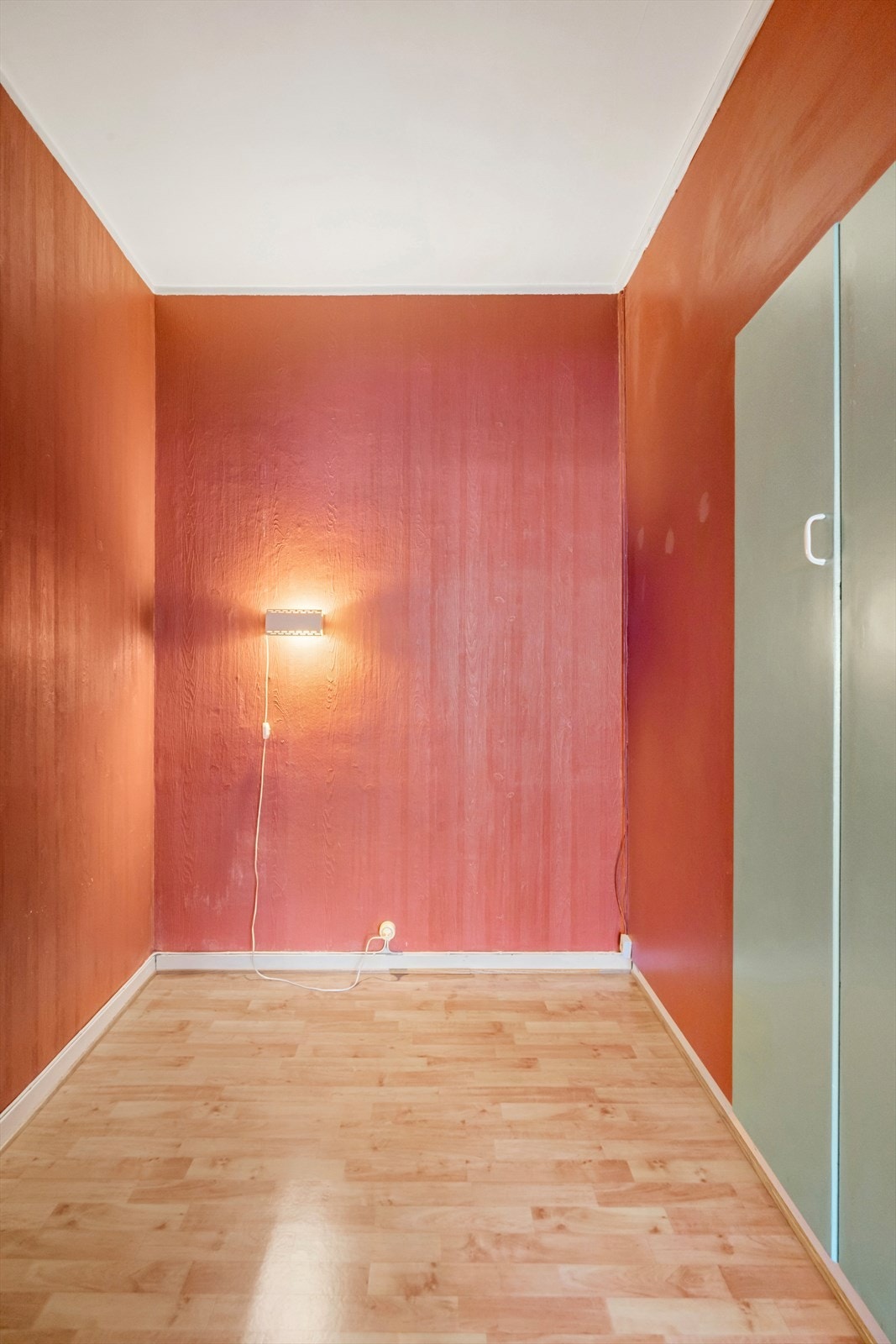 Sovealkove med plassbygd garderobeskap. Galleribilde