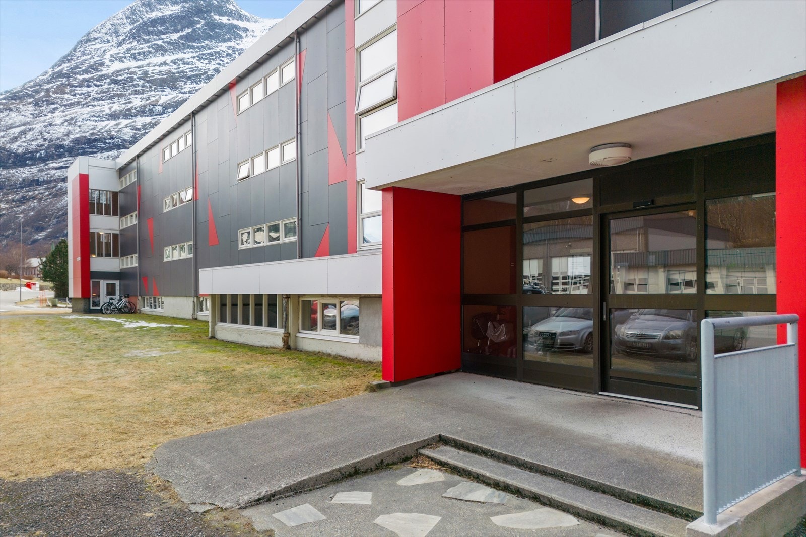 Hovedinngangen er lett tilgjengelig fra parkeringsområdet. Galleribilde