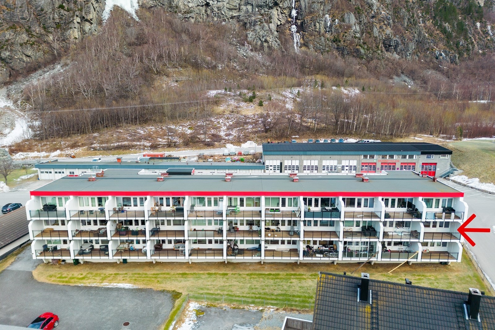 Fasade sørvest, med pil som markerer hvor leiligheten ligger. Galleribilde