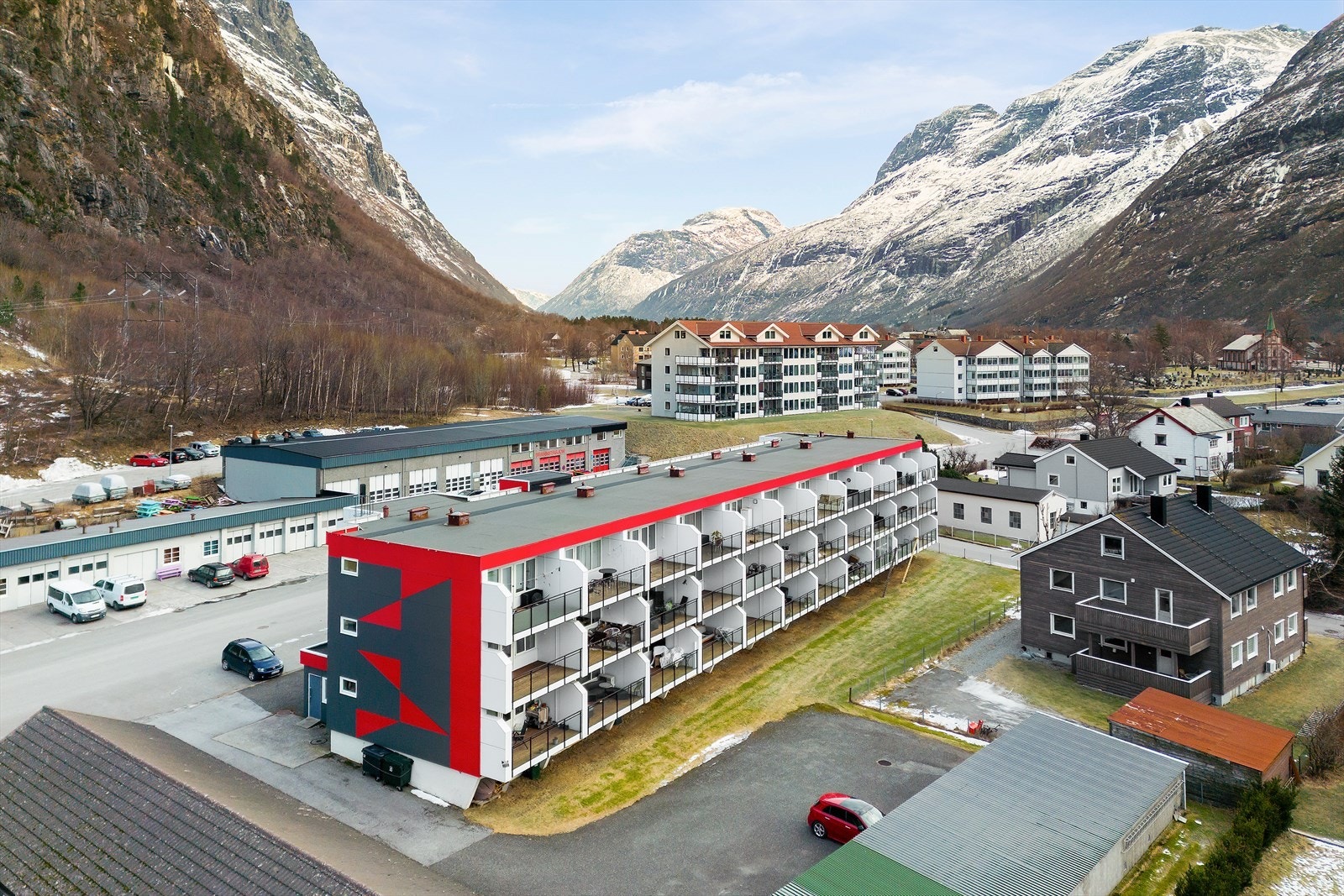 Leiligheten ligger i et større leilighetskompleks, hvor alle leilighetene har store verandaer mot sørvest. Galleribilde