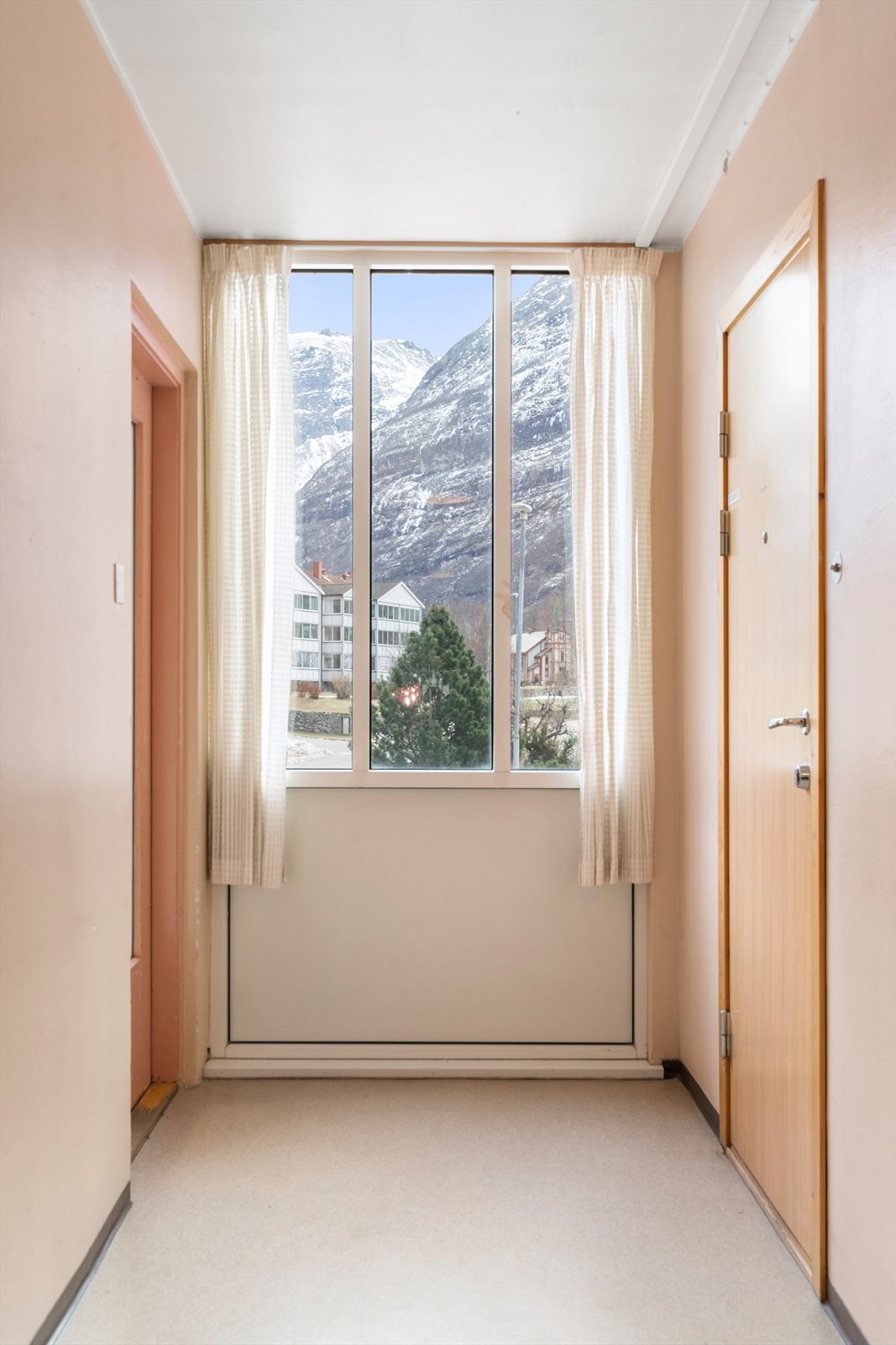 Inngangsdør til leiligheten i fellesgang. Galleribilde