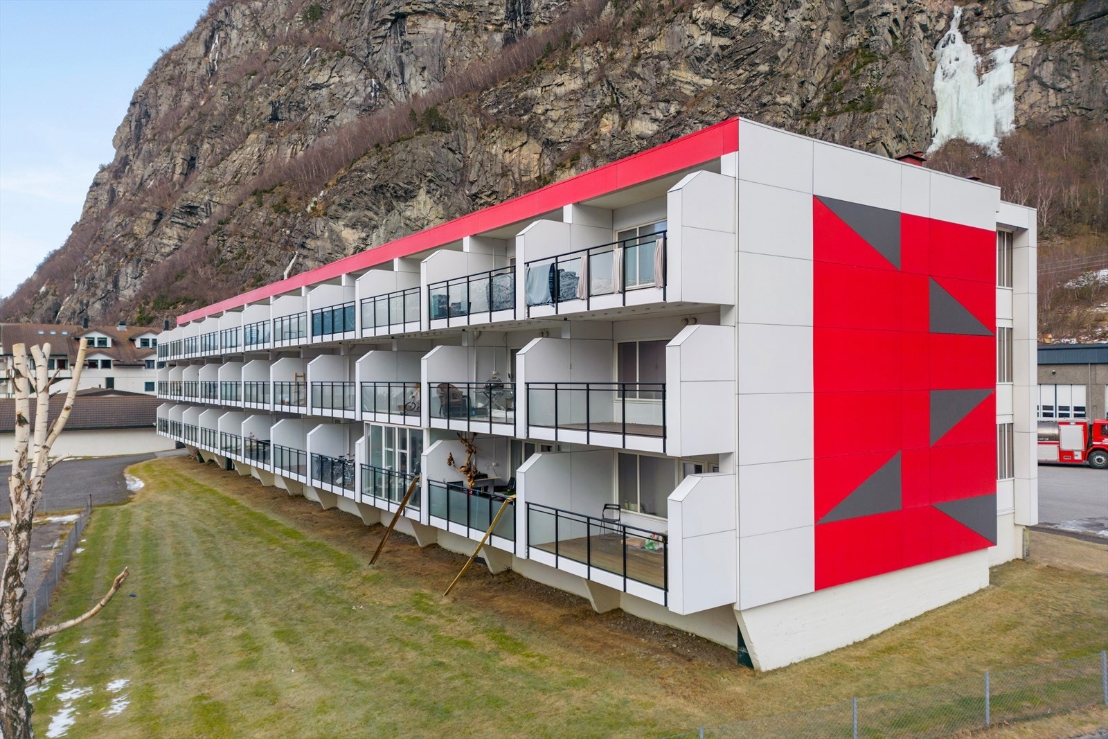 Fasade sørvest og hageområde. Galleribilde